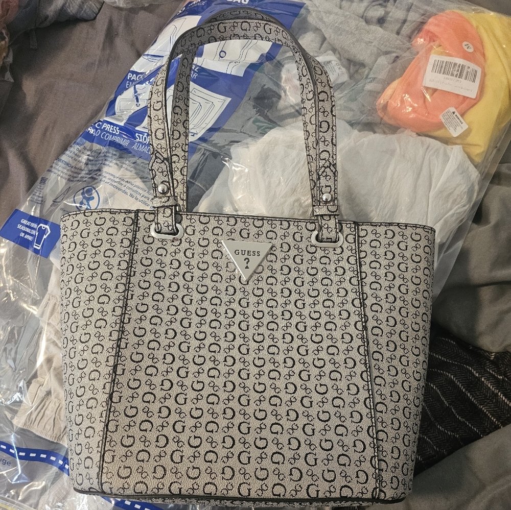 GUESS Signature Black and Cream Tote*